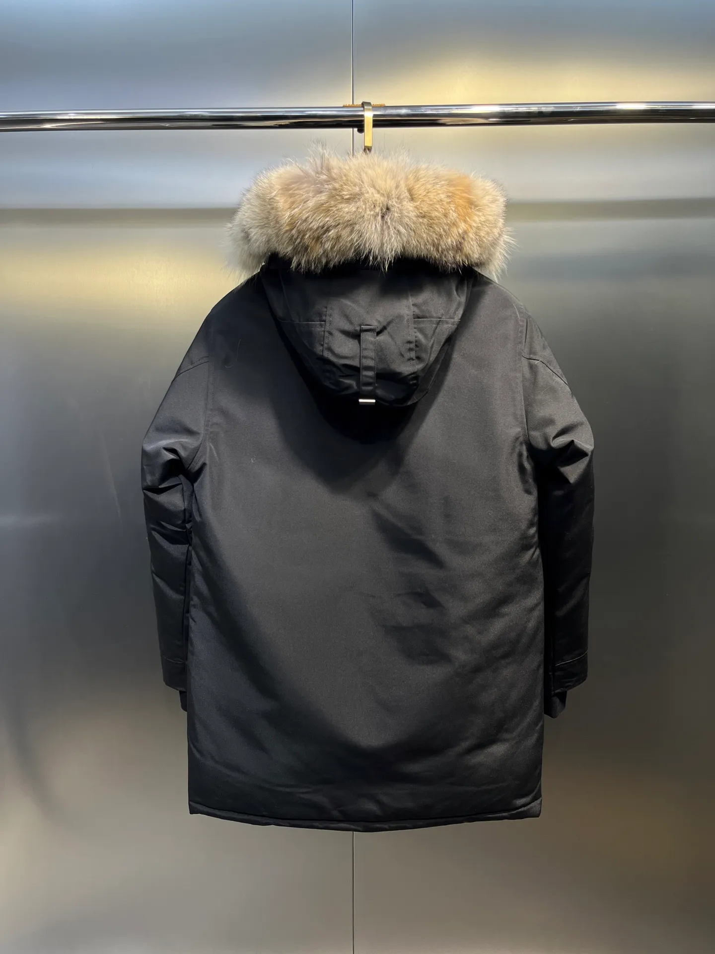 P840 𝘾𝘼𝙉𝘼𝘿𝘼 𝙂𝙊𝙊𝙎𝙀Big Goose 13# The design of Big Goose 13 is simple and elegant, a little longer than the 08 model, more suitable for men and suitable for business people. This down jacket is popular for its simple design, which is not only practical but also has a certain sense of fashion. In terms of applicability, the Daye 13 model provides good thermal insulation performance. Its thermal insulation coefficient is level 5, which can provide enough warmth and is suitable for wearing in cold environments. In addition, the Daye 13 model also has a high cost performance. Compared with other models, it provides a better balance between price and performance, making it more competitive in the market.  size：xs-xxl